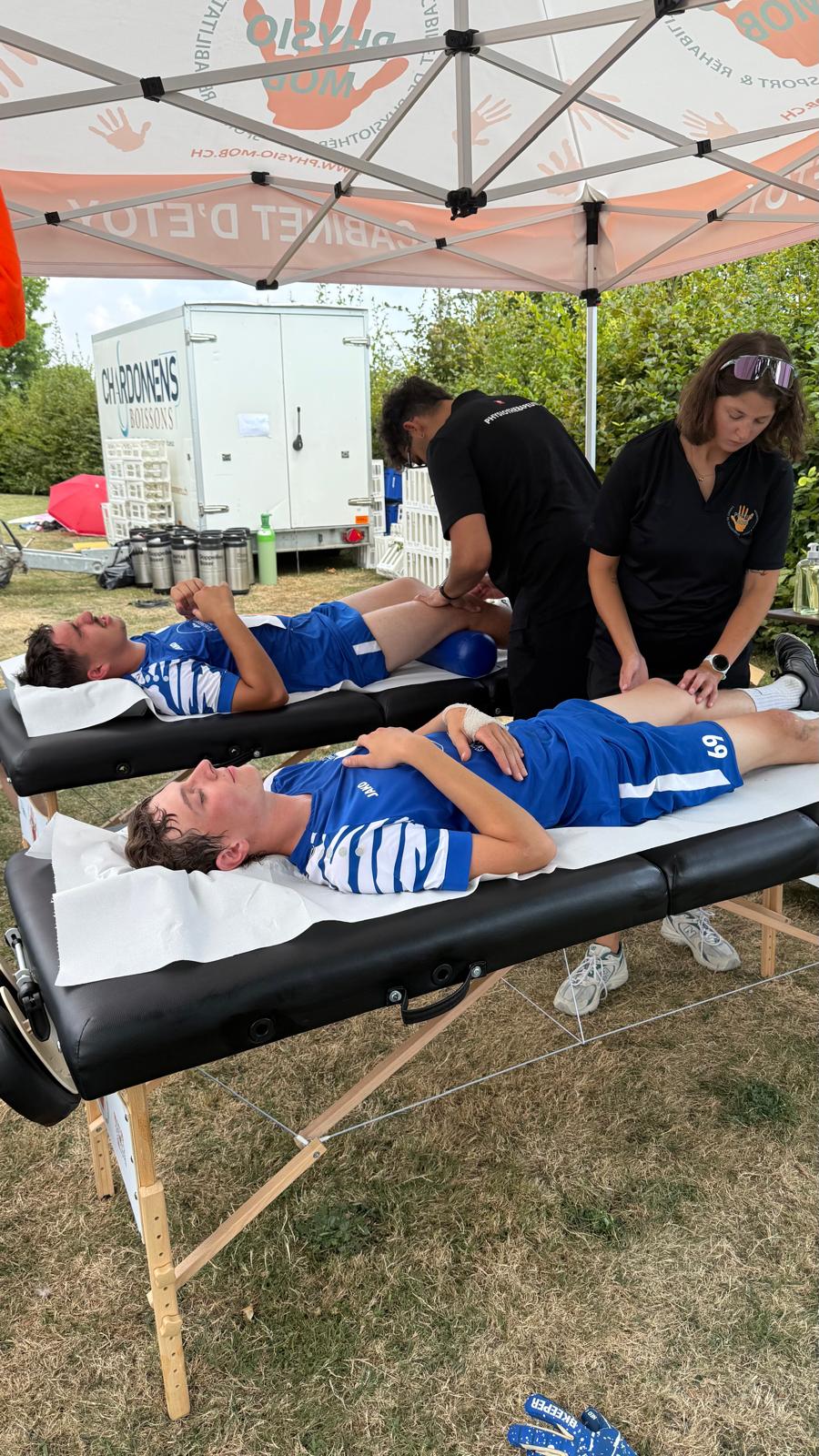 Équipe PhysioMob soignant des joueurs de foot