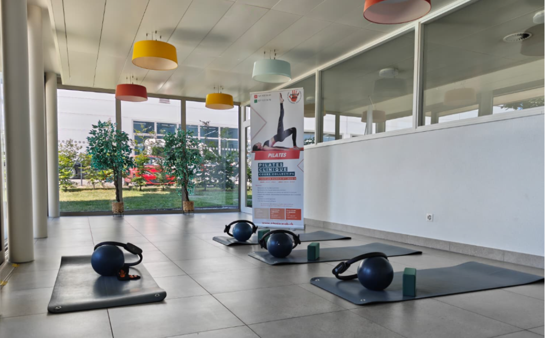 Cours collectif de Pilates thérapeutique encadré par un physiothérapeute à Etoy