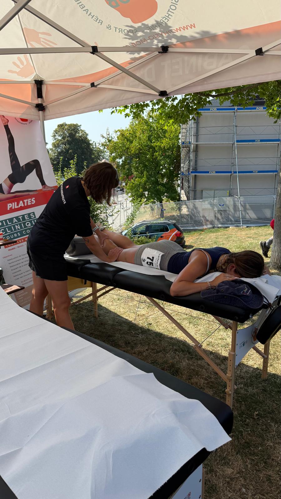 Massage des mollets sous le barnum PhysioMob