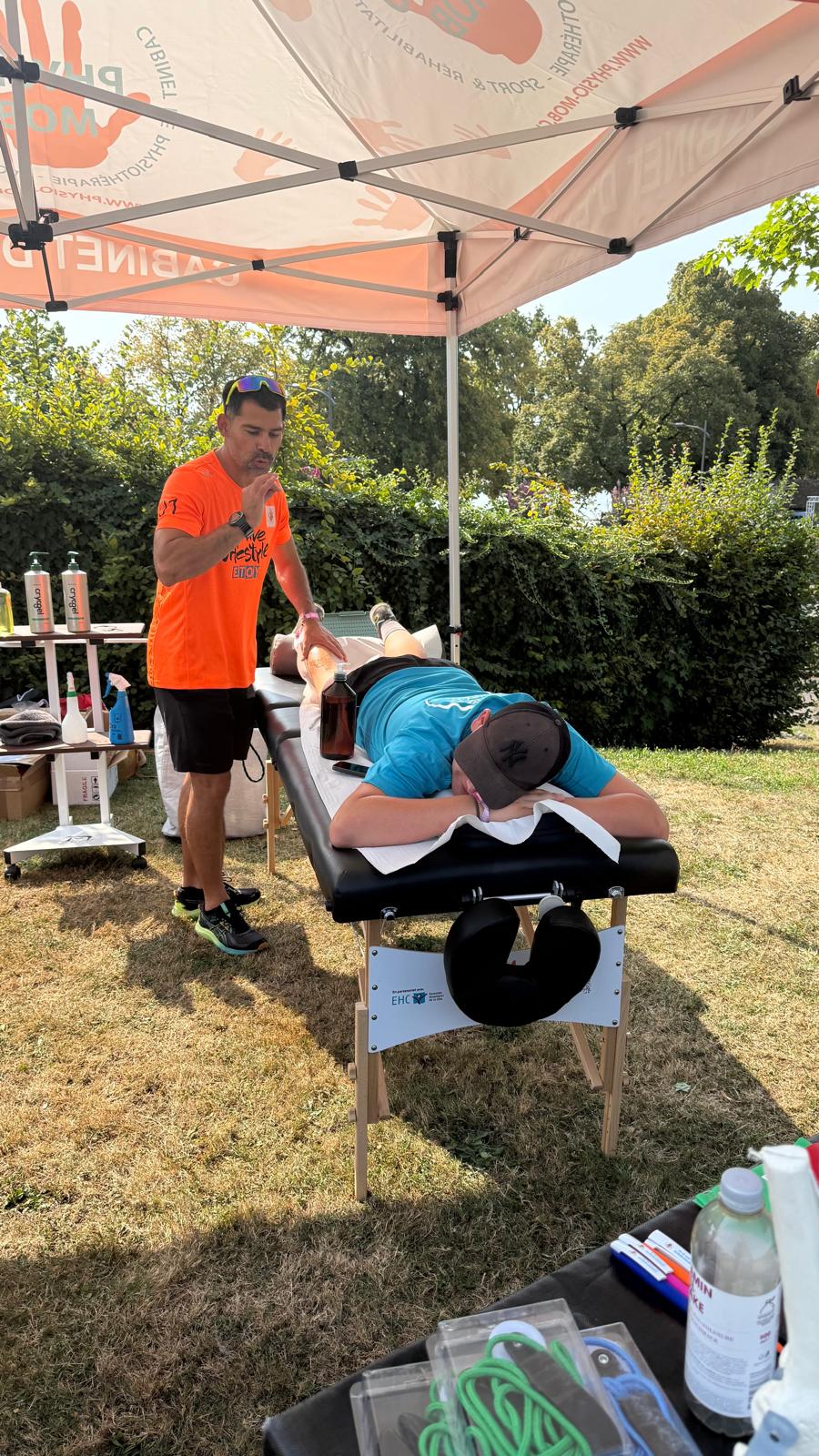 Soins sous le barnum PhysioMob aux Girons de St Prex