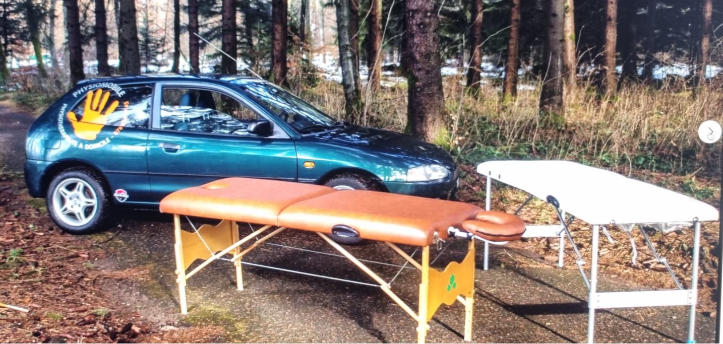 PhysioMobile à ses débuts en 2012 — voiture du cabinet mobile et table de massage en pleine nature