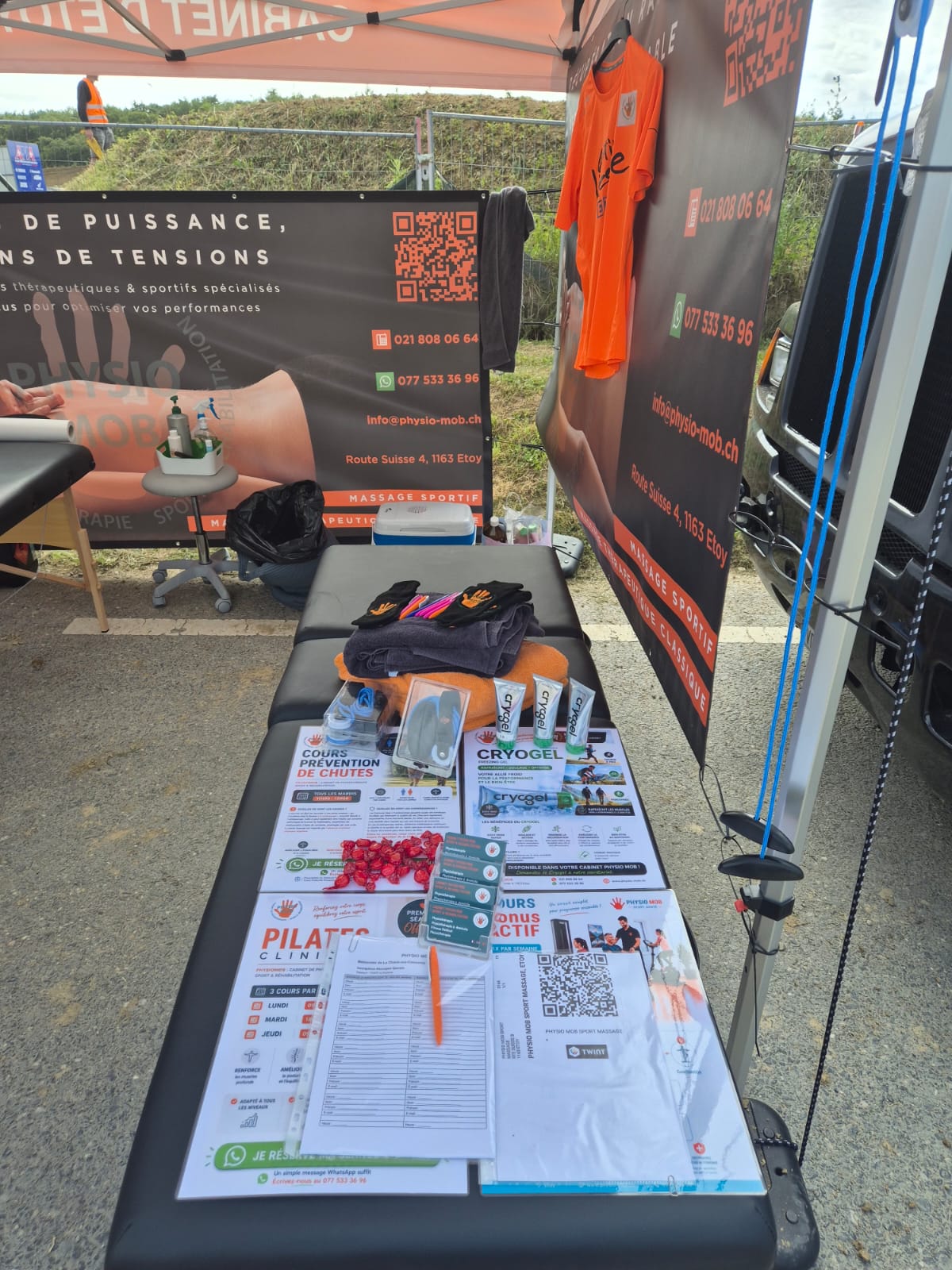 Table de soins et flyers PhysioMob au motocross